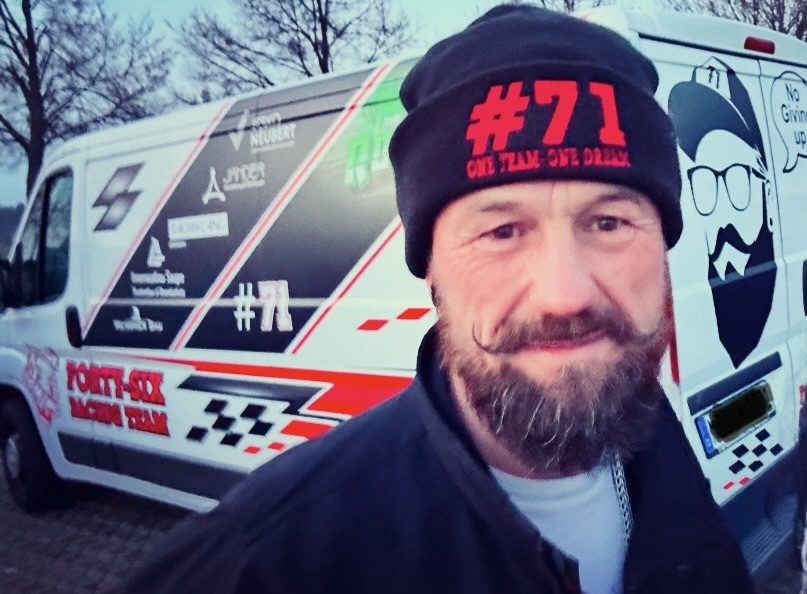 Keule #71 mit dem Forty Six Racing Team Transporter