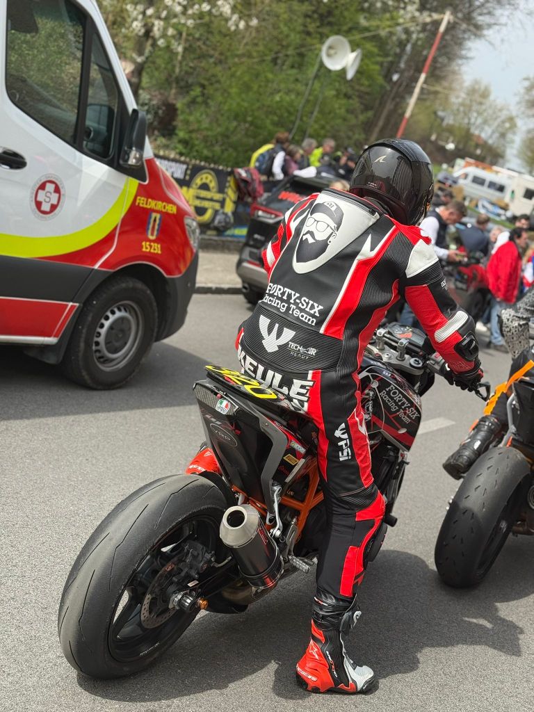 Keule #71 auf dem Motorrad beim Start