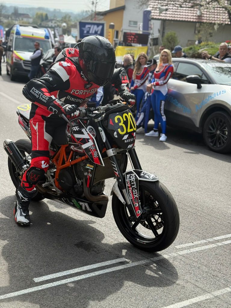 Keule #71 Forty Six Racing Team beim Rennen