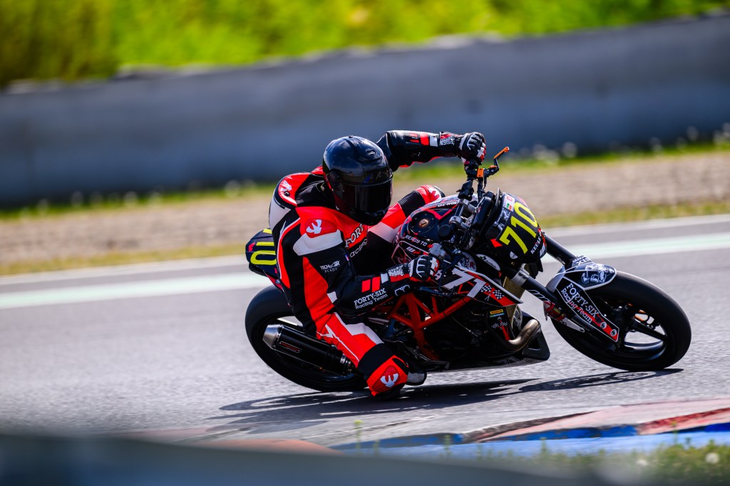 Keule #71 Forty Six Racing Team beim Überholmanöver