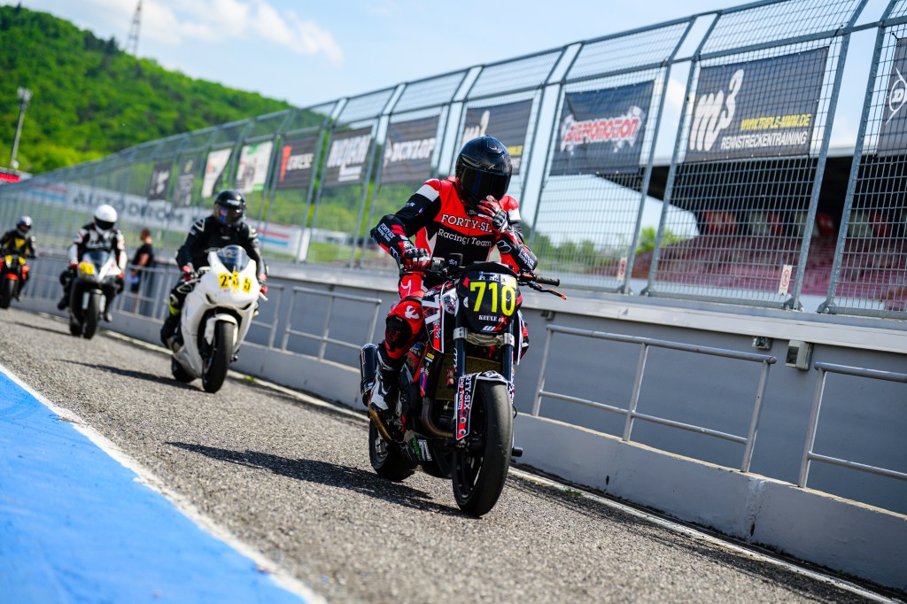 Keule #71 Forty Six Racing Team Rennaction